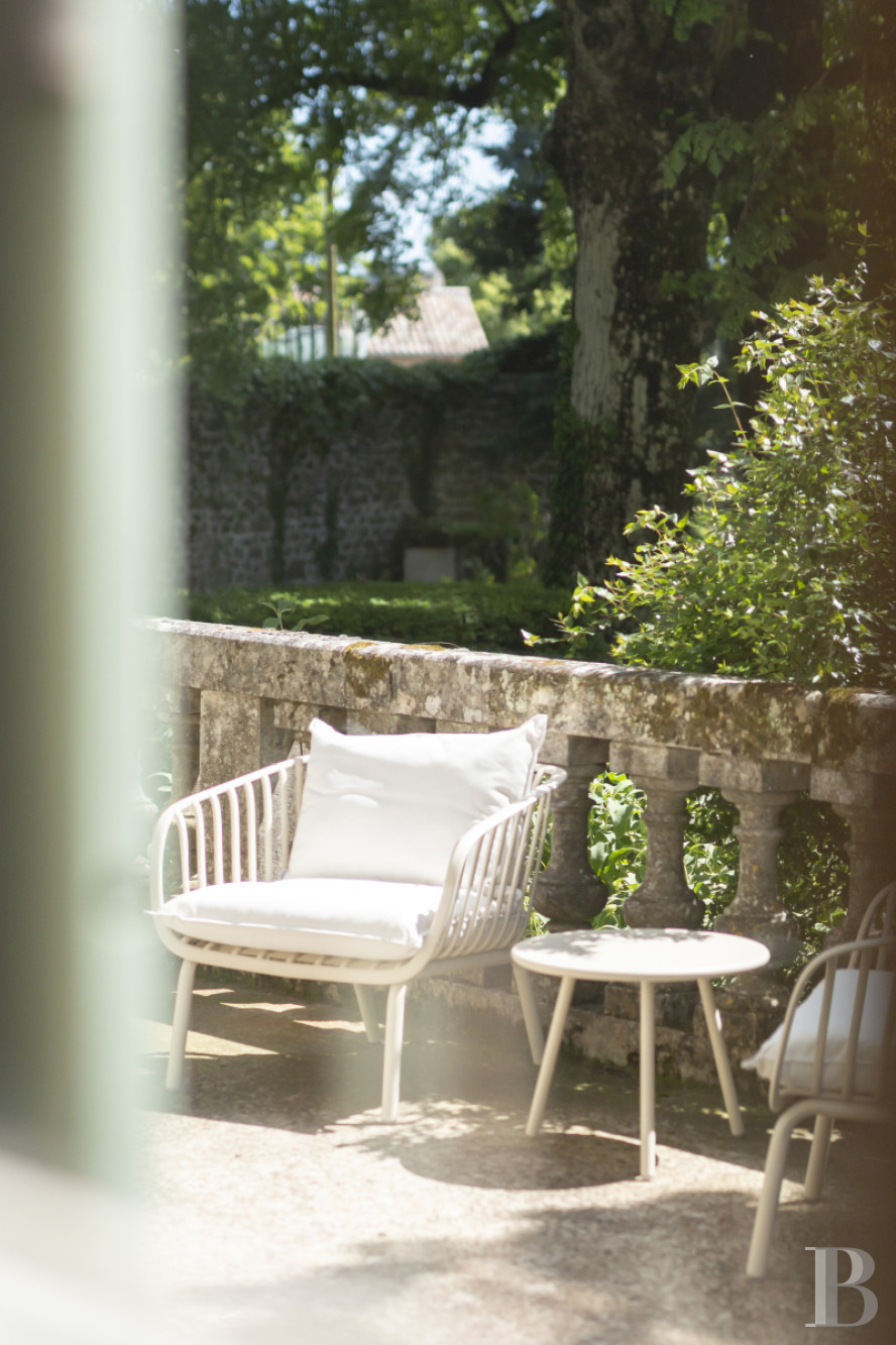 En Ardèche, à Vernoux-en-Vivarais, une maison du 19e siècle et son jardin dominant les reliefs - photo  n°6